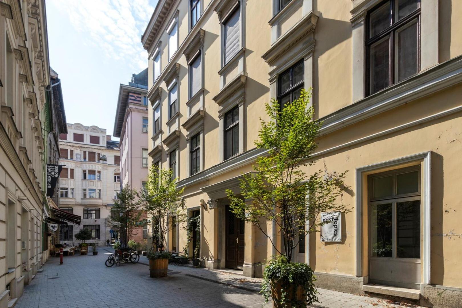 Little Americas Main Street Apartments บูดาเปสต์ ภายนอก รูปภาพ