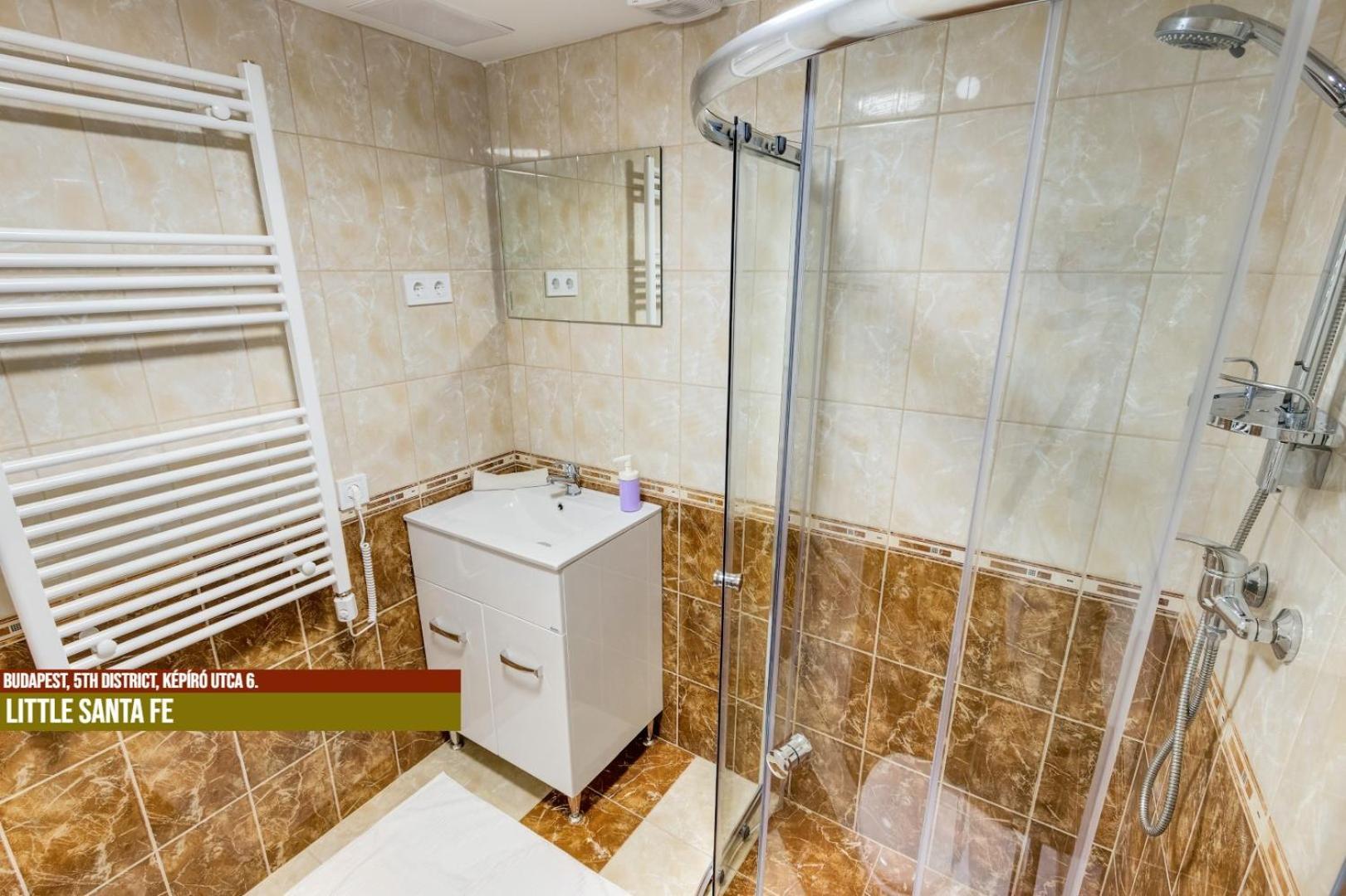 Little Americas Main Street Apartments บูดาเปสต์ ภายนอก รูปภาพ