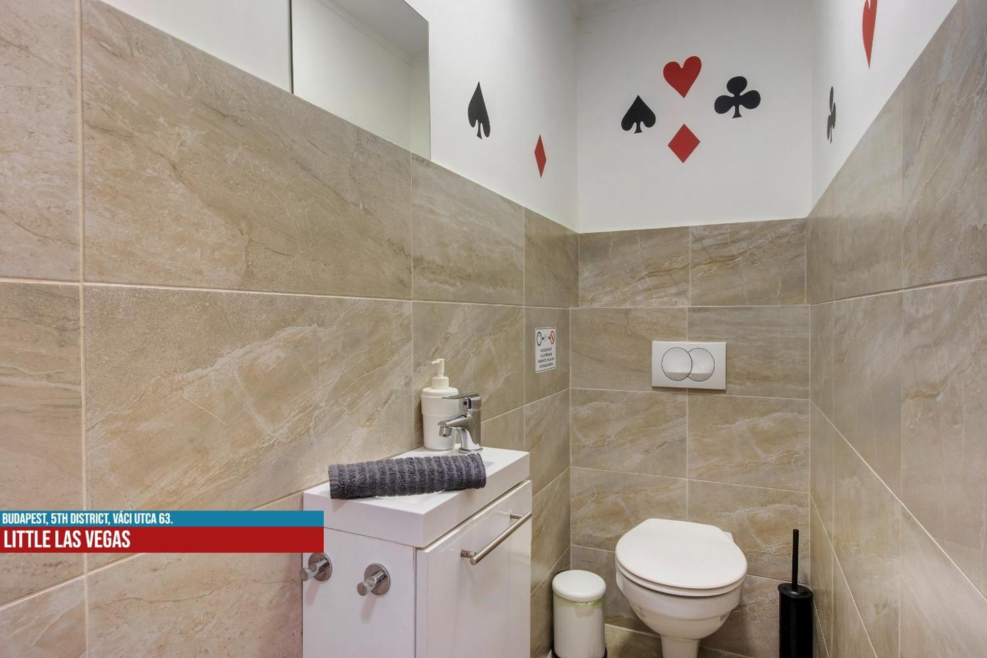 Little Americas Main Street Apartments บูดาเปสต์ ภายนอก รูปภาพ