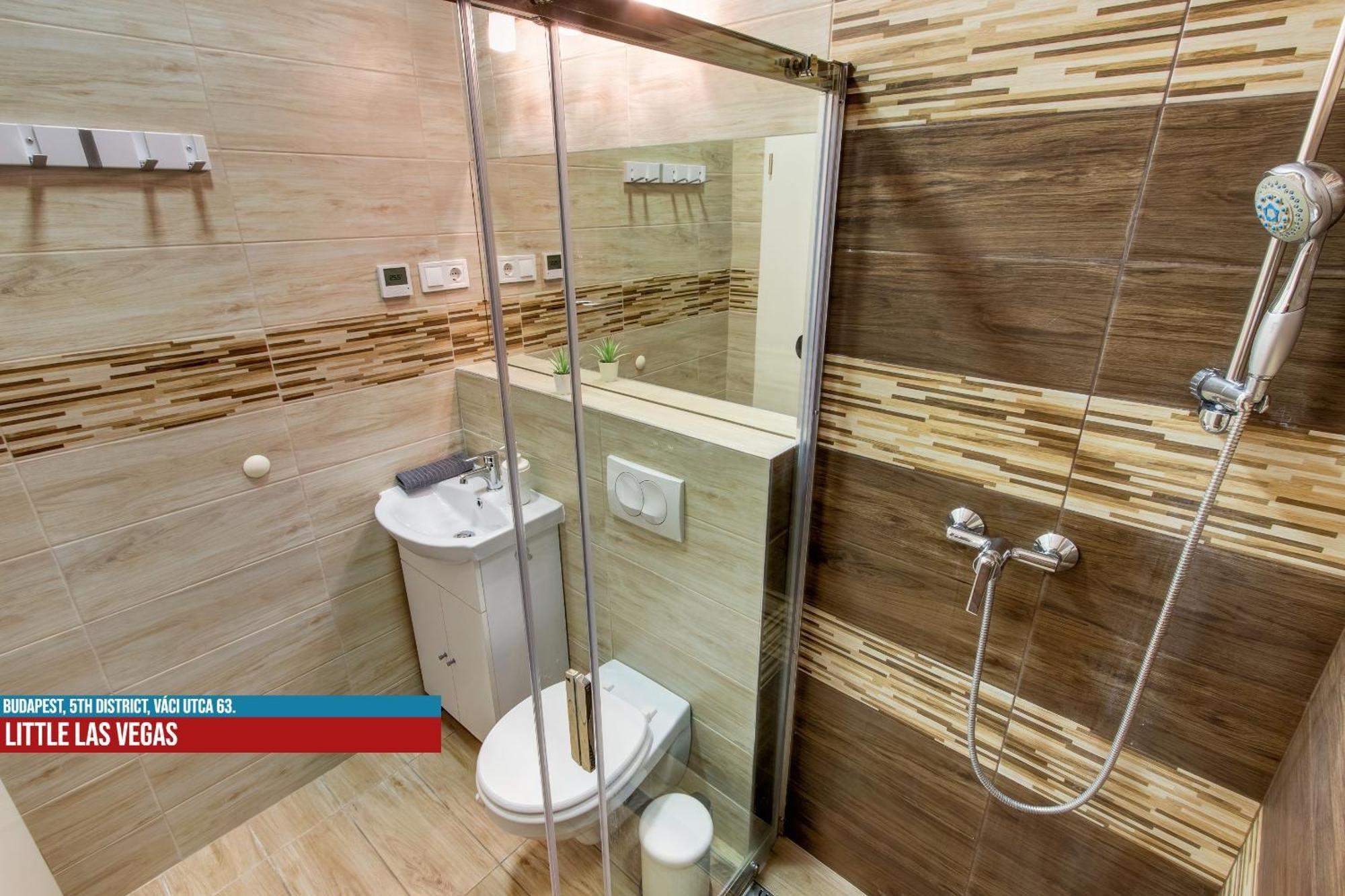 Little Americas Main Street Apartments บูดาเปสต์ ภายนอก รูปภาพ