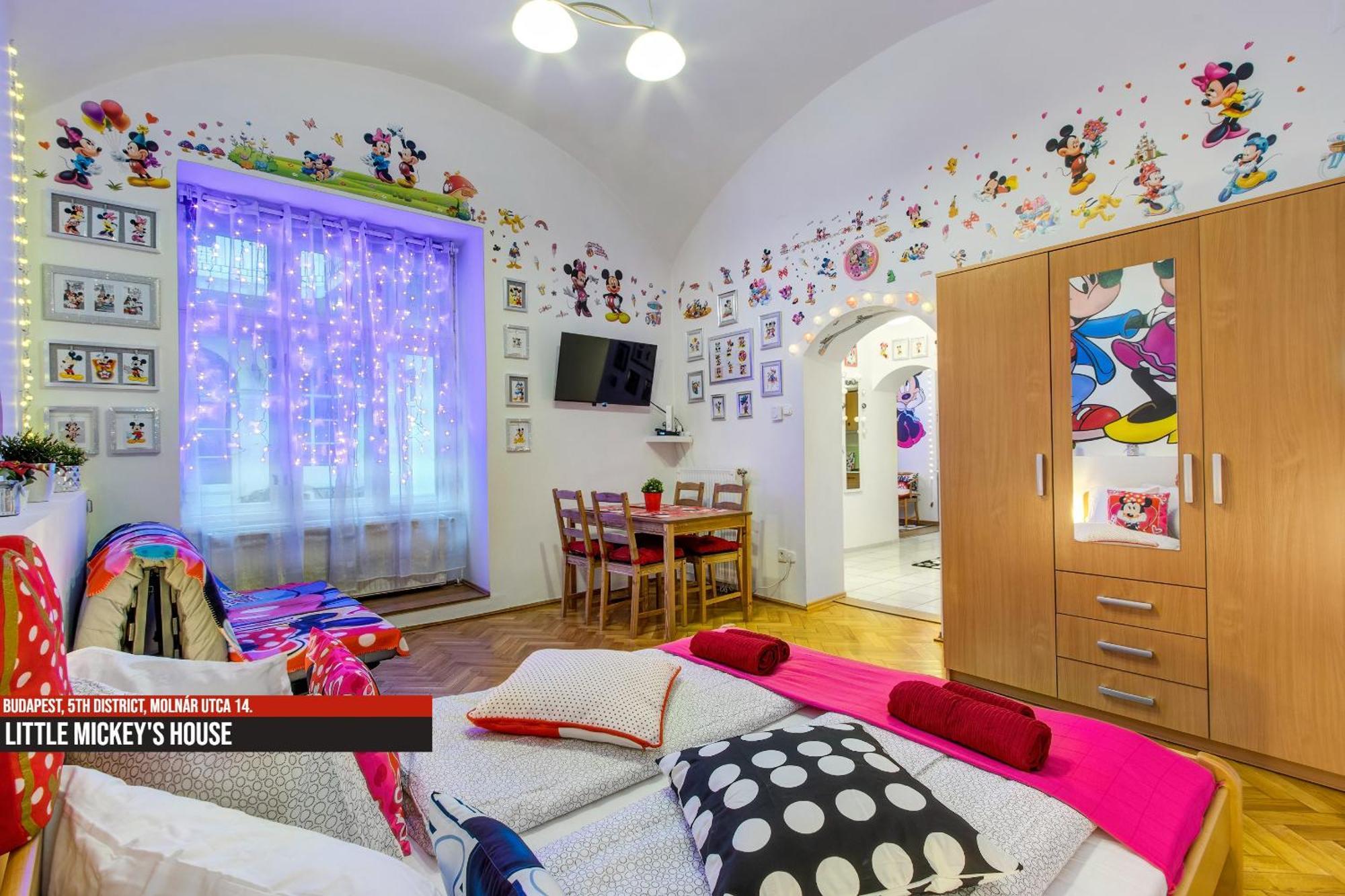 Little Americas Main Street Apartments บูดาเปสต์ ภายนอก รูปภาพ
