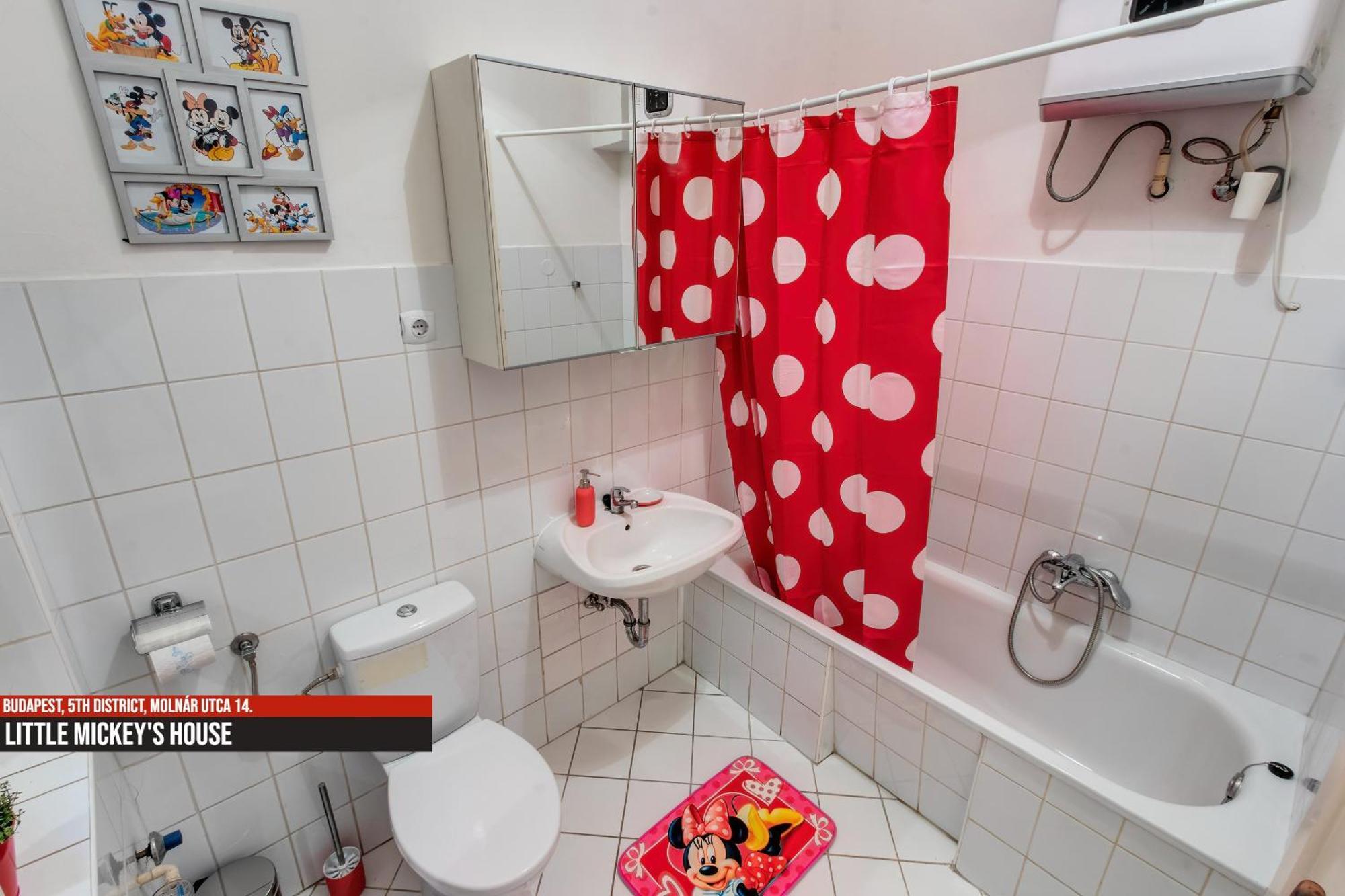 Little Americas Main Street Apartments บูดาเปสต์ ภายนอก รูปภาพ